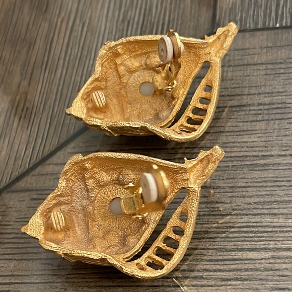 Vintage Seashell Conch Shell Gold-tone Faux Pearl Clip Earrings - Picture 8 of 16
